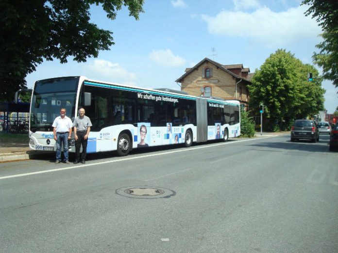 Bei einem Fototermin am Freitag (8.6.) präsentierten der Betriebsleiter und Prokurist Ralf Steinmetz (FS Omnibus) und Geschäftsführer Matthias Altenhein (DADINA) (von links) am Reinheimer Bahnhof Busse aus der neuen Fahrzeugflotte der Fa. FS Omnibus. Unser Foto zeigt den Gelenkbus Mercedes Citaro im DADINA-Design. (Foto: DADINA)