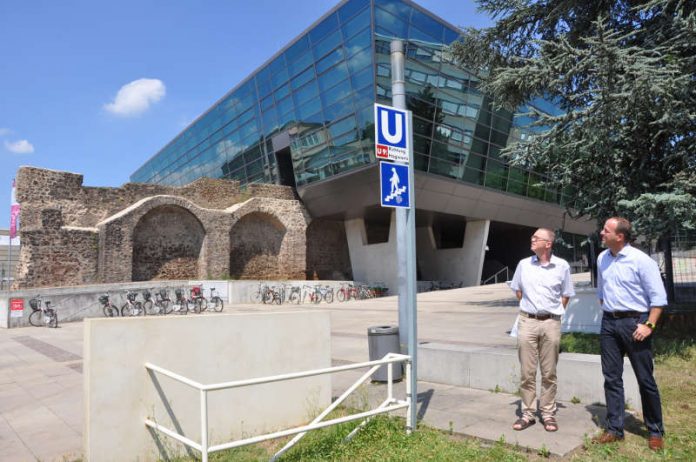 Die TU Darmstadt und das darmstadtium haben gemeinsam mit dem Künstler das Schild neu errichtet. (Foto: darmstadtium)