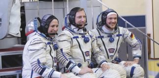 Der deutsche ESA-Astronaut Alexander Gerst (r.) sowie NASA-Astronautin Serena Maria Aunon-Chancellor und der russische Kosmonaut Sergej Prokopyev sind bereit für den Beginn der horizons-Mission. (Quelle: DLR CC-BY 3.0)
