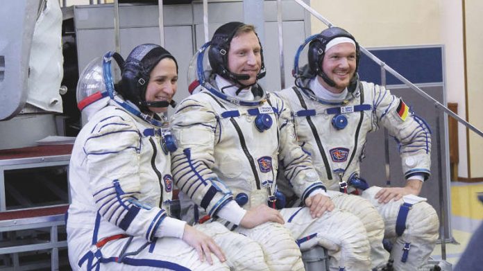 Der deutsche ESA-Astronaut Alexander Gerst (r.) sowie NASA-Astronautin Serena Maria Aunon-Chancellor und der russische Kosmonaut Sergej Prokopyev sind bereit für den Beginn der horizons-Mission. (Quelle: DLR CC-BY 3.0)