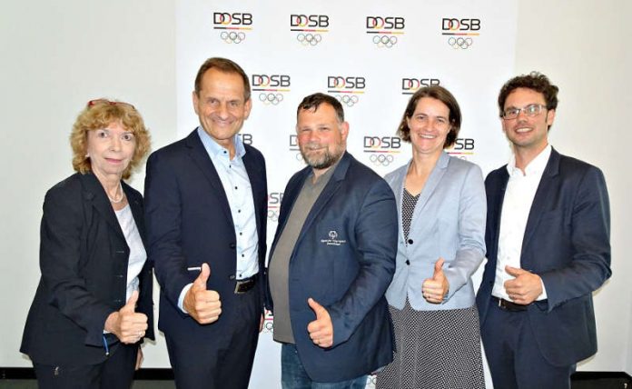 Gudrun Doll-Tepper, Alfons Hörmann, Mark Solomeyer, Veronika Rücker und Sven Albrecht (v.l.). (Foto: DOSB) Gudrun Doll-Tepper, Alfons Hörmann, Mark Solomeyer, Veronika Rücker und Sven Albrecht (v.l.). (Foto: DOSB)