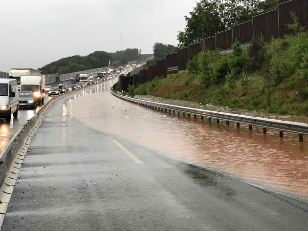 Der rechte Fahrstreifen der Autobahn ist komplett überlutet und nicht mehr befahrbar