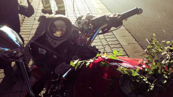 Der Mann landete mit seinem Motorrad im mittleren Grünstreifen der Barbarossastraße. Der Mann landete mit seinem Motorrad im mittleren Grünstreifen der Barbarossastraße.