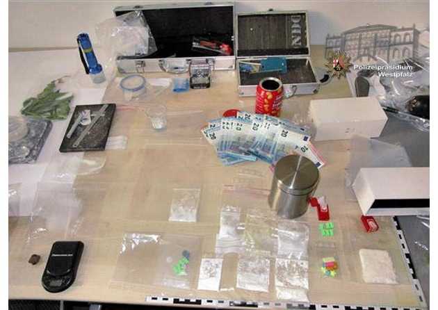 In der Wohnung des Tatverdächtigen fanden die Ermittler ein “Sammelsurium” aus Utensilien für den Drogenhandel und -konsum.