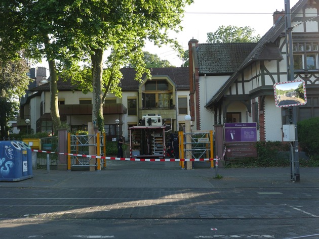 Einsatz der Frankfurter Feuerwehr zur Abstützung von beschädigten Säulen