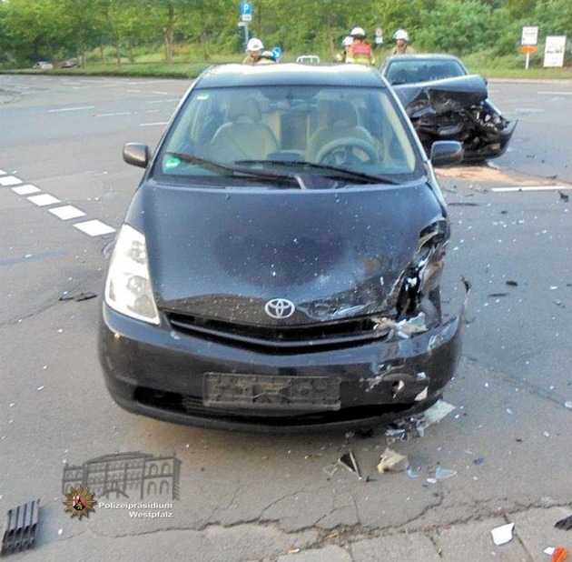 Auf der Kreuzung Entersweilerstraße - Donnersbergstraße krachten der Toyota (vorne im Bild) und der Seat (hinten im Bild) aufeinander.