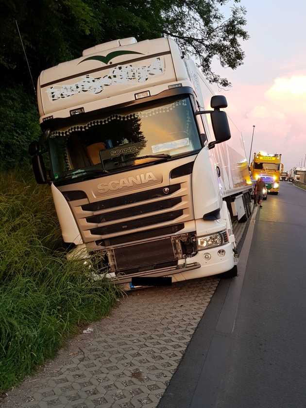 Sattelzug kippt in Graben, Ruhezeit mit Alkohol Sattelzug Vorderansicht