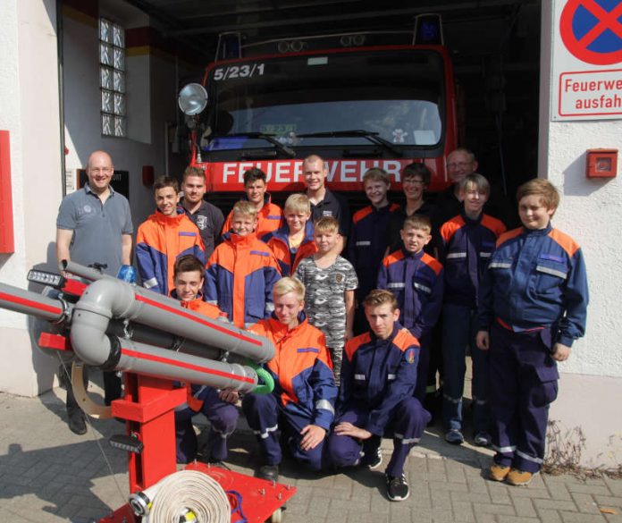 Jugendfeuerwehr Lachen-Speyerdorf mit dem Prototyp der Löschkanone (Foto: Andreas Böhringer)