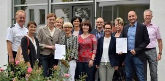 Von links: Thomas Rodemer (Polizeipräsidium Osthessen), Sybille Kreis (Landgericht Fulda), Barbara Bachner (Amt für Bodenmanagement Fulda), Sonja Schenkel (Finanzamt Fulda), Gerda Strache (Polizeipräsidium Osthessen), Kerstin Glotzbach (Finanzamt Fulda), Yvonne Werner (Landgericht Fulda), Boris Krah