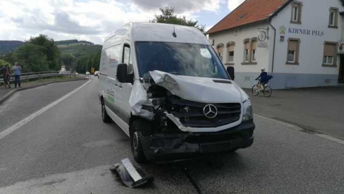 Beschädigtes Fahrzeug des Unfallverursachers