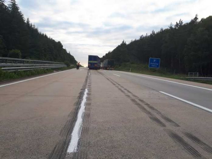 Nichts geht mehr. Durch den Reifenplatzer wurde die Bremsanlage blockiert.