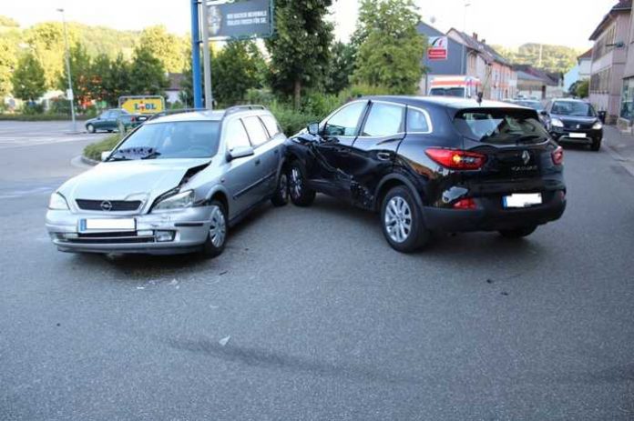 Der dunkle Wagen der Unfallverursacherin drehte sich nach dem ersten Zusammenstoß um den anderen PKW herum; die Fahrzeuge prallten ein zweites Mal zusammen.