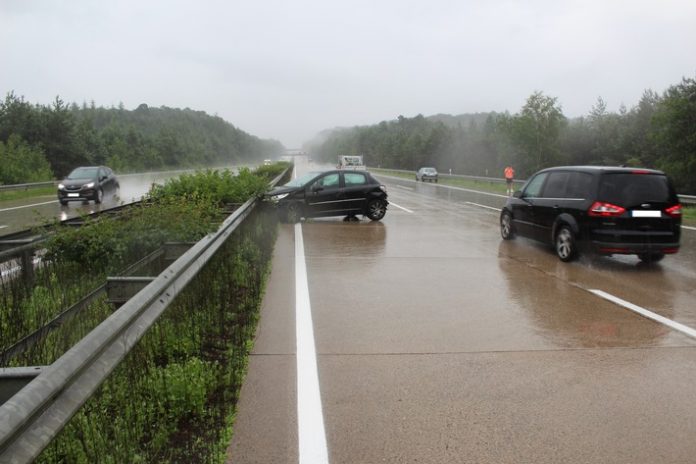 Zu schnell unterwegs - Starkregen unterschätzt und aufgrund Aquaplaning ins Schleudern geraten