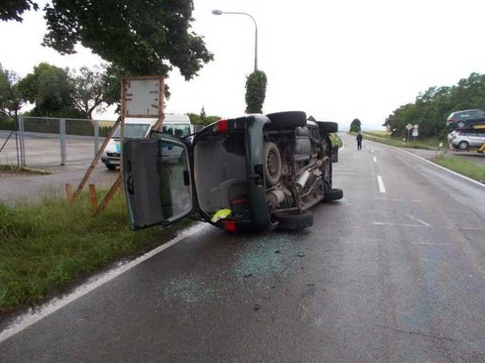 Auto umgeworfen Auto umgeworfen