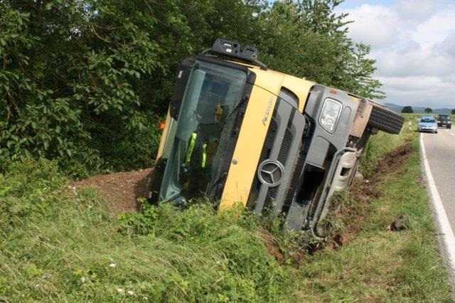 Steinfeld - LKW im Straßengraben Steinfeld - LKW im Straßengraben