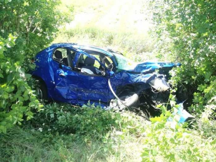 Unfallbeschädigter Peugeot, der nach Zusammenstoß die Böschung hinunter geschleudert wurde