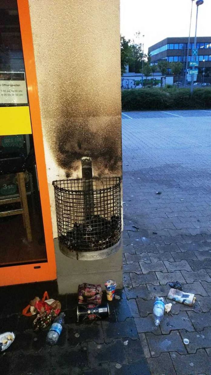 Durch den Brand eines Müllkorbs ist am Donnerstagabend in der Barbarossastraße die Fassade eines Lebensmitteldiscounters verrußt worden.