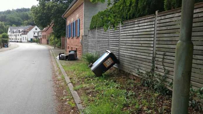 Vermutlich war der Unfallverursacher aufgrund nicht angepasster Geschwindigkeit mit seinem Auto von der Straße abgekommen und hatte die Abfallbehälter umgefahren