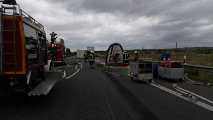 Unfallstelle A 63 Höhe Wörrstadt, umgestürzter LKW-AnhängerUnfallstelle A 63 Höhe Wörrstadt, umgestürzter LKW-Anhänger