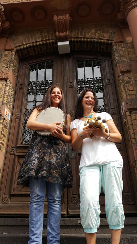 Die Fachlehrerinnen Christina Mühleck und Susanne Müller (v.l.) freuen sich auf viele interessierte Kinder und Eltern. (Foto: Lucie-Kölsch-Musikschule der Stadt Worms)