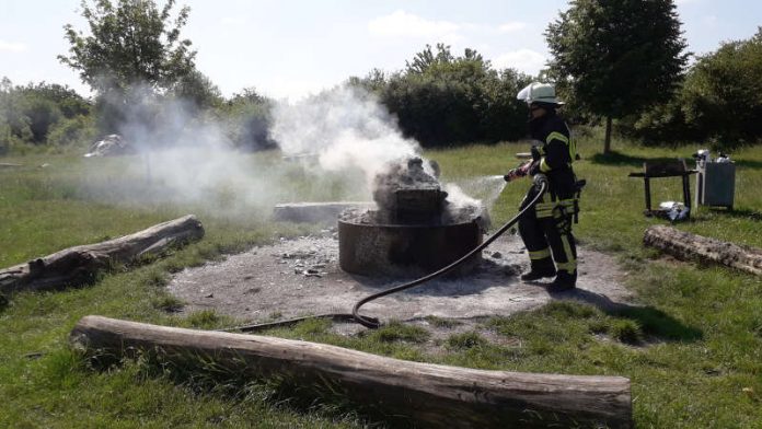 Unbekannte verbrannten am 31. Mai große Mengen von Sushi-Boxen auf dem Grillplatz in Stupferich (Foto: KOD)