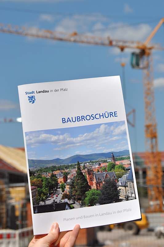 Beantwortet auf 32 Seiten wichtige Fragen rund ums Thema Bauen in Landau: Die neue Baubroschüre, die im Bürgerbüro im Rathaus und im Baubürgerbüro des Stadtbauamts in der Königstraße kostenfrei erhältlich ist. (Foto: Stadt Landau in der Pfalz)