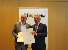 Landrat Dr. Christoph Schnaudigel nimmt vom Minister für Inneres, Digitalisierung und Migration Thomas Strobl für den Landkreis und seine Breitbankebelgesellschaft einen Förderscheck in Höhe von 532.931 EUR in Empfang. (Foto: Landratsamt Karlsruhe)