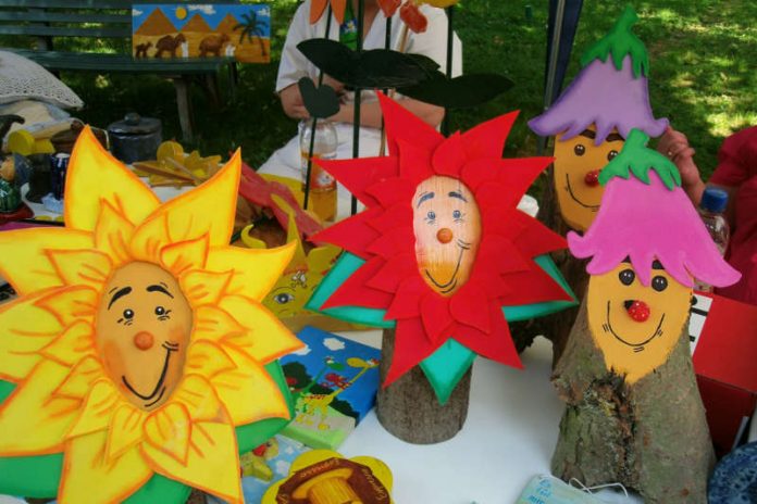 Freundliche Holzmännchen aus der Werkstatt des GRN-Betreuungszentrums Weinheim machen Lust auf das Sommerfest. (Foto: GRN) Freundliche Holzmännchen aus der Werkstatt des GRN-Betreuungszentrums Weinheim machen Lust auf das Sommerfest. (Foto: GRN)