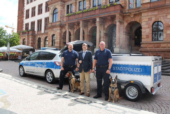 Mirco Schornstein mit Don, Dr. Oliver Franz, Mathias Bartels mit Xtra (Foto: Landeshauptstadt Wiesbaden) Mirco Schornstein mit Don, Dr. Oliver Franz, Mathias Bartels mit Xtra (Foto: Landeshauptstadt Wiesbaden)