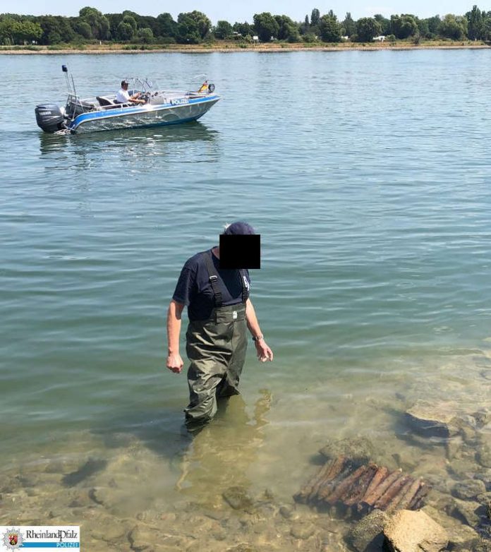 Bergung der Flakgranaten (Foto: Polizei RLP)