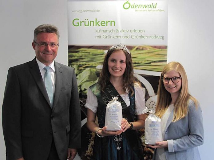 Landrat Dr. Achim Brötel konnte mit TGO-Geschäftsführerin Tina Last die neue Grünkernkönigin Annika Müller im Landratsamt begrüßen. Foto: Landratsamt Neckar-Odenwald-Kreis)