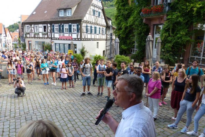 Bürgermeister Rainer Burelbach begrüßt die Teilnehmer der Heppenheimer Ferienspiele (Foto: Stadt Heppenheim)