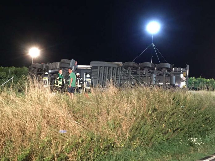 Landrat Dietmar Seefeldt und Kreisfeuerwehrinspekteur Jens Thiele am Einsatzort in Ilbesheim. (Foto: Kreisverwaltung Südliche Weinstraße)