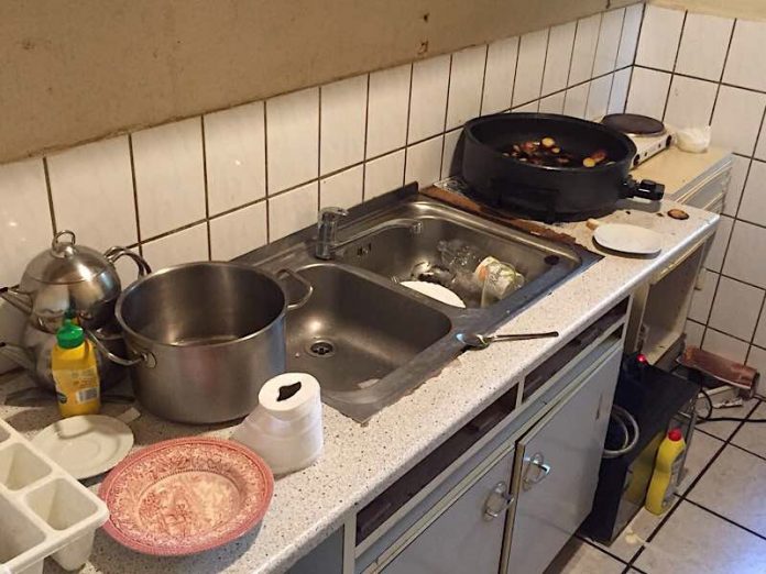 Die Küche war in einem sehr unsauberen und teils desolaten Zustand (Foto: Landeshauptstadt Wiesbaden) Die Küche war in einem sehr unsauberen und teils desolaten Zustand (Foto: Landeshauptstadt Wiesbaden)