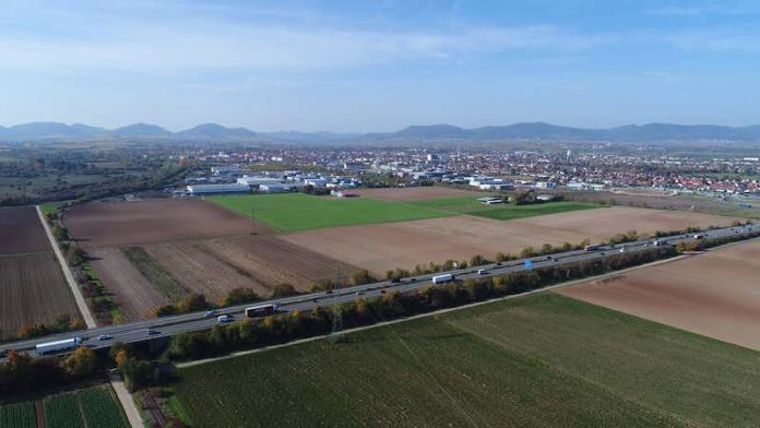 Die Stadt Landau plant, ihren „Gewerbepark Am Messegelände“ in südöstlicher Richtung bis zur Autobahn zu erweitern. (Foto: Stadt Landau in der Pfalz) Die Stadt Landau plant, ihren „Gewerbepark Am Messegelände“ in südöstlicher Richtung bis zur Autobahn zu erweitern. (Foto: Stadt Landau in der Pfalz)