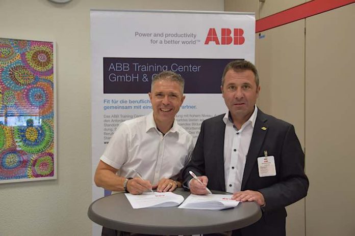 Marcus Braunert, Geschäftsführer ABB Training Center und Oberbürgermeister Jörg Albrecht unterzeichnen Ausbildungskooperation (Foto: Stadtverwaltung Sinsheim)