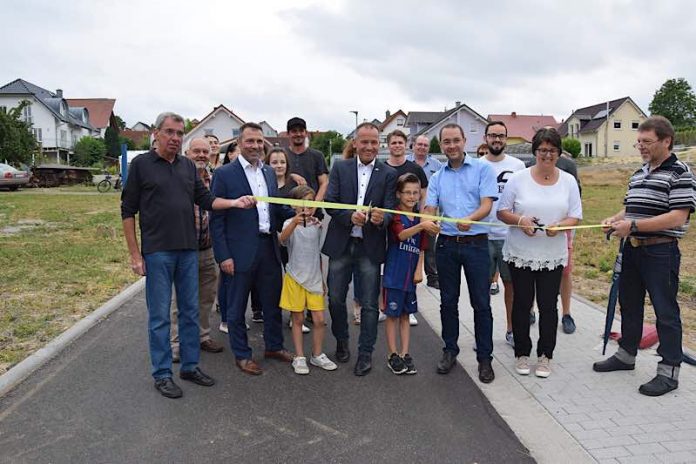 Mit dem Durchschneiden eines Bandes haben Oberbürgermeister, Ortsvorsteher, Baudezernent und Bürger das Baugebiet „Bühl-Wanne“ eröffnet. (Foto: Stadtverwaltung Sinsheim)