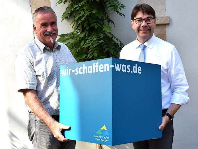 Oberbürgermeister Thomas Hirsch (r.) und Beigeordneter Rudi Klemm rufen Landauer Vereine, Einrichtungen und Organisationen zur Teilnahme am Freiwilligentag der Metropolregion Rhein-Neckar auf. (Foto: Stadt Landau in der Pfalz)