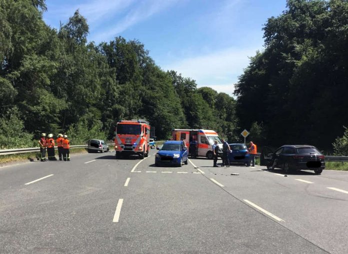 Bei einem Verkehrsunfall auf der B417 in der Abfahrt Fischzucht wurden am Dienstagnachmittag drei Personen verletzt. (Foto: Feuerwehr Wiesbaden) Bei einem Verkehrsunfall auf der B417 in der Abfahrt Fischzucht wurden am Dienstagnachmittag drei Personen verletzt. (Foto: Feuerwehr Wiesbaden)