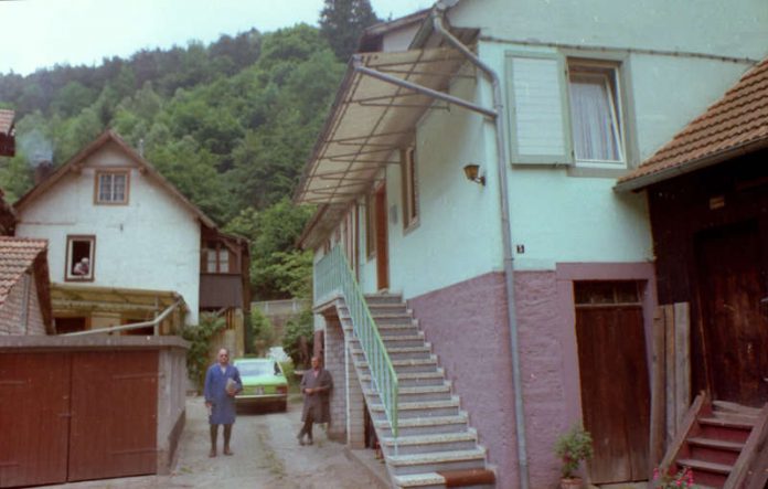 Das Foto dokumentiert eine denkwürdige Episode in der Historie der Wappenschmiede (Foto: Förderverein historische Wappenschmiede Elmstein e.V.)