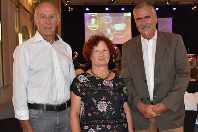 Stolzer Sieger: Horst Silbernagel aus Mörzheim (l.) gemeinsam mit seiner Frau Marliese Voltz-Silbernagel und Beigeordnetem Rudi Klemm bei der Edelbrandprämierung im Alten Kaufhaus. (Foto: Stadt Landau in der Pfalz)