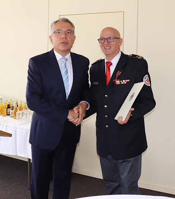 Landrat Stefan Dallinger zeichnete Jürgen Wiesbeck mit dem Bundesverdienstkreuz aus. (Foto: Landratsamt Rhein-Neckar-Kreis) Landrat Stefan Dallinger zeichnete Jürgen Wiesbeck mit dem Bundesverdienstkreuz aus. (Foto: Landratsamt Rhein-Neckar-Kreis)