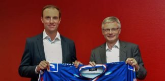 Daniel Hopp (Geschäftsführer Adler Mannheim, links) und Dr. Georg Müller (MVV-Vorstandschef) präsentieren gemeinsam das Heimtrikot der Saison 2018/19. (Foto: AS-Sportfoto / Sörli Binder)