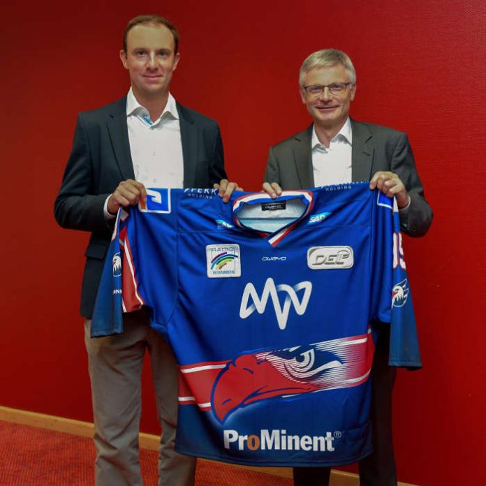 Daniel Hopp (Geschäftsführer Adler Mannheim, links) und Dr. Georg Müller (MVV-Vorstandschef) präsentieren gemeinsam das Heimtrikot der Saison 2018/19. (Foto: AS-Sportfoto / Sörli Binder)