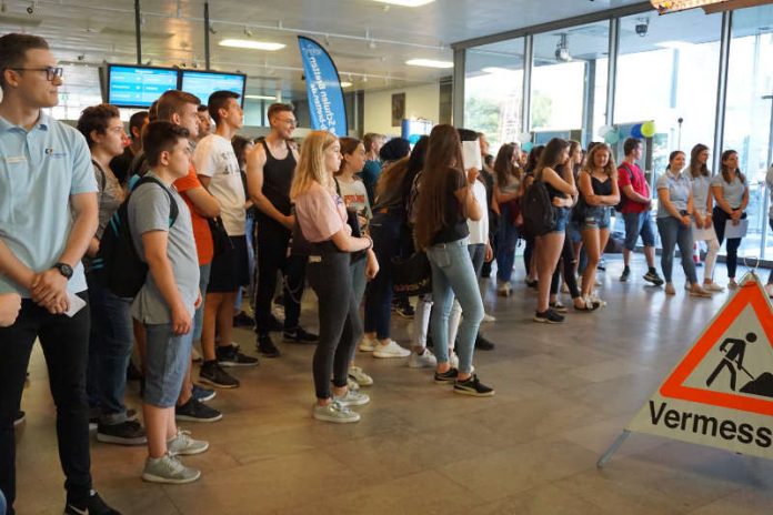 Die Resonanz auf den vierten Ausbildungstag war enorm: mehrere hundert Schülerinnen und Schüler informierten sich über Ausbildungsmöglichkeiten im Landratsamt Karlsruhe (Foto: Landratsamt Karlsruhe)