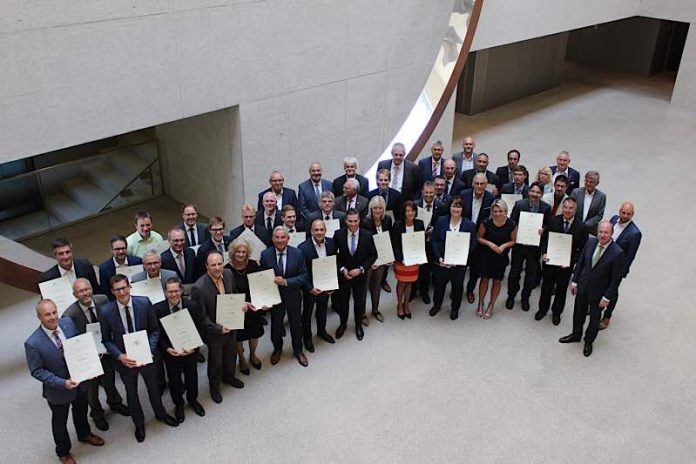 Minister Thomas Strobl mit den Empfängern der Breitbandförderbescheide (Foto: Innenministerium)