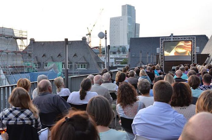 Sommerkino auf der Dachterrasse (Foto: Haus am Dom)