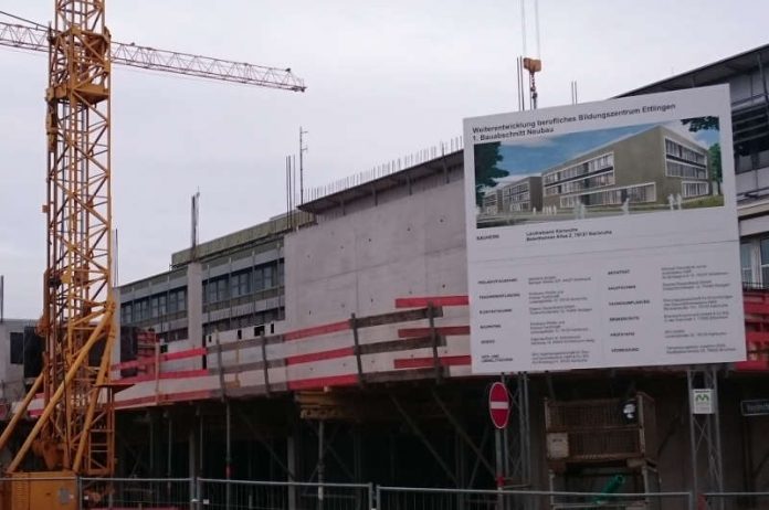 Wie hier beim Beruflichen Bildungszentrum Ettlingen investiert der Landkreis Karlsruhe in alle beruflichen Schulen und Sonderpädagogische Beratungszentren in seiner Trägerschaft. (Foto: Landratsamt Karlsruhe)