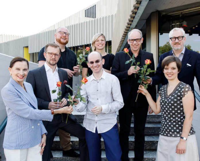 Prof. Birgit Keil (Ballettdirektorin), Johannes Graf-Hauber (Kaufmännischer Direktor), Otto A. Thoß (Leiter JUNGES STAATSTHEATER), Michael Fichtenholz (Operndirektor), Beata Anna Schmutz (Leiterin VOLKSTHEATER), Axel Preuß (Schauspieldirektor), Dorothea Becker (Stellv. Orchesterdirektorin), Peter Spuhler (Generalintendant) (Foto: Felix Grünschloß)