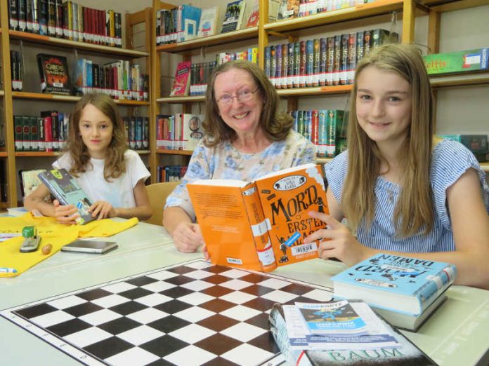 Lesesommerpatin Monika Scholz hat ein offenes Ohr für die Buchvorstellungen der teilnehmenden Kinder (Foto: Gemeindeverwaltung Haßloch)